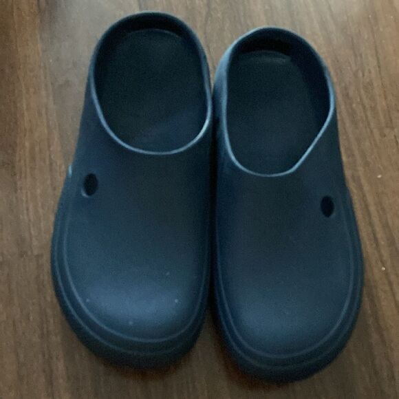 Crocs Navy Blue Clogs Sz 8 - Picture 1 of 5